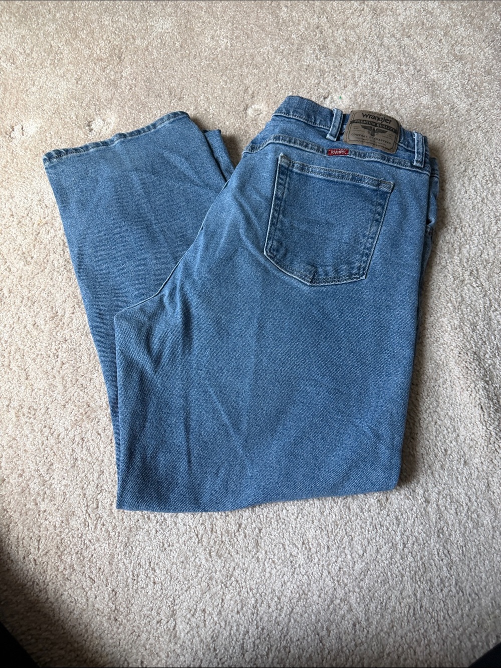 Wrangler Men's Light Blue Relaxed Fit Jeans